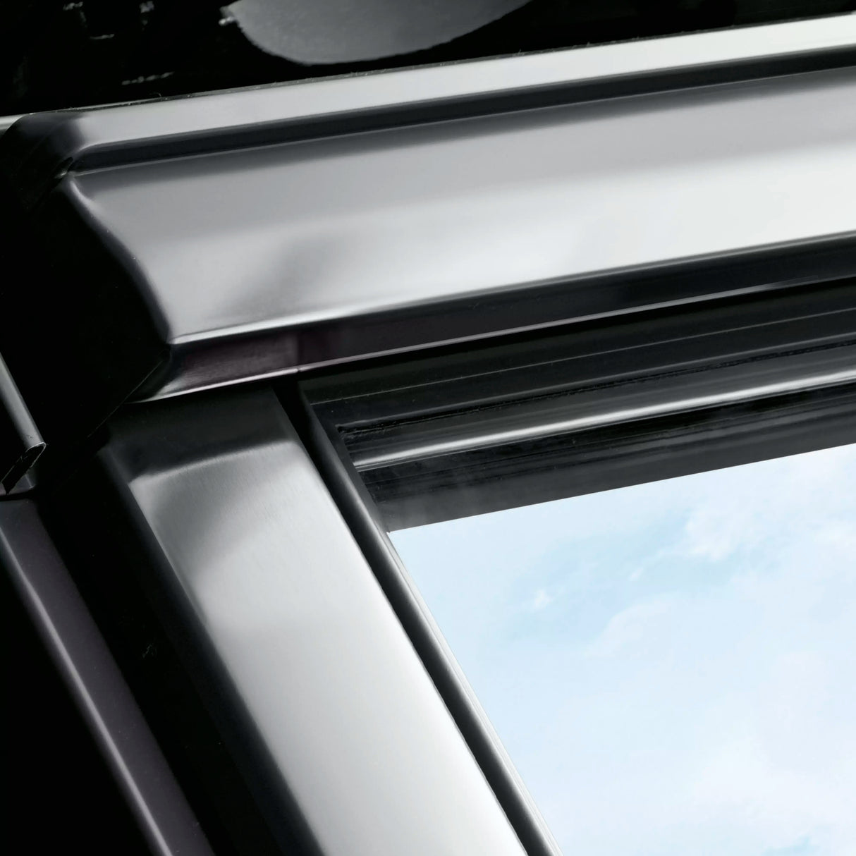 94x160 cm VELUX GGU PK10 0370 Manual Centre-Pivot Roof Window | White Polyurethane Maintenance Free | Double Glazed.